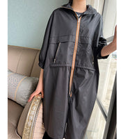 Damen Leichter Oversize-Regenmantel mit Kapuze, Zwei-Wege-Reißverschluss und verdeckten Reißverschlusstaschen Nord Taschen in Schwarz
