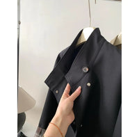 Damen Kurztrench mit Stehkragen verdeckter Druckknopfleiste und kariertem Ärmelbesatz Nord Taschen in Schwarz (90% weiße Entendaune)