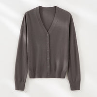 Damen Minimalistischer Merino‑Blend Cardigan mit V‑Ausschnitt und feinen Rippabschlüssen Nord Taschen in Khaki