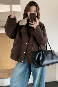 Damen Oversize-Utilityjacke mit hohem Teddykragen und Druckknopfleiste Nord Taschen in Kaffeebraun #90 Weiße Entendaunen#