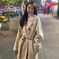 Damen Langer klassischer Wollmix‑Mantel im Oversize‑Schnitt mit Reverskragen und Eingrifftaschen Nord Taschen in Sanftes Haferbeige [Thekenqualität]