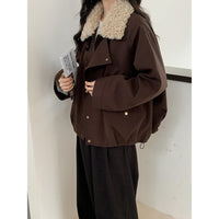 Damen Kurze Oversize-Bomberjacke mit Teddykragen und Druckknopfdetails Nord Taschen in Kaffee-Braun