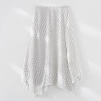Damen Chiffon-Bluse mit Schleifenkragen, Pünktchenmuster und Biesen-Detail Nord Taschen in Weißer Rock