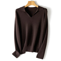 Damen feiner leichter V-Ausschnitt-Pullover mit offenem Hemdkragen und legerer Silhouette Nord Taschen in Kaffee