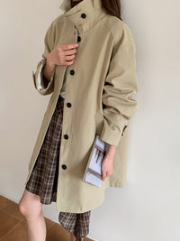 Damen Boxy-Kurzmantel mit hohem Stehkragen sichtbarer Knopfverschluss und seitlichen Eingrifftaschen Nord Taschen in Khaki – Premium‑Serie