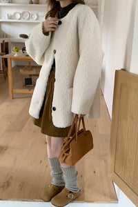 Damen Oversized Teddy‑Mantel mit Rundhals, großer Knopfleiste und aufgesetzten Taschen Nord Taschen in Weiß (High-End-Serie)