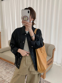 Damen Kurze Oversize-Lederjacke mit Taillenzug und Druckknopfleiste Nord Taschen in Schwarz