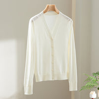 Damen Minimalistischer Merino‑Blend Cardigan mit V‑Ausschnitt und feinen Rippabschlüssen Nord Taschen in Cremeweiß