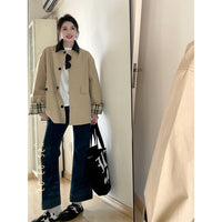 Damen Kurztrenchjacke im Oversize-Schnitt mit Kontrastkragen und karierten Umschlagmanschetten Nord Taschen in Khaki