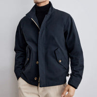 Herren Kurzblouson im Military-Style aus technischem Baumwollmischgewebe mit Stehkragen und verdeckter Reißverschlussblende Nord Taschen in Dunkelblau