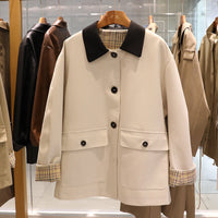 Damen Kurze Trenchjacke mit kontrastierendem Reverskragen und kariertem Futter Nord Taschen in Apricot