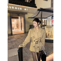Damen Kurzer taillierter Trenchcoat-Blazer mit Doppelreihe und Taillengürtel Nord Taschen in Khaki