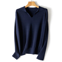 Damen feiner leichter V-Ausschnitt-Pullover mit offenem Hemdkragen und legerer Silhouette Nord Taschen in Dunkelblau