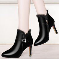Damen Stiefeletten mit hohem Absatz – Elegante Ankle Boots in Lederoptik mit Schmuckdetail und Reißverschluss in Schwarz mit Samt