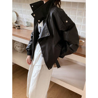 Damen Oversize Bikerjacke aus veganem Leder mit hohem Stehkragen und dekorativen Druckknöpfen Nord Taschen in Schwarz – Premium‑Serie