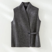 Damen Taillierte ärmellose Weste mit V‑Ausschnitt und Ziergürtel Nord Taschen in Tintenblau Weste