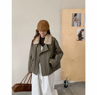 Damen Kurze Oversize-Boxy-Jacke mit Teddykragen und Druckknopfverschluss Nord Taschen in Tabakgrün