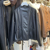 Damen Kurze Lederjacke mit strukturierter Narbung, Stehkragen und Tunnelzugbund Nord Taschen in Schwarz
