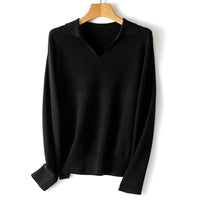 Damen feiner leichter V-Ausschnitt-Pullover mit offenem Hemdkragen und legerer Silhouette Nord Taschen in Obsidienschwarz