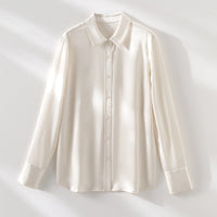 Damen Seidenähnliche Bluse mit klassischem Hemdkragen, durchgehender Knopfleiste und verlängerten Manschetten Nord Taschen in Sandbeige