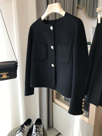 Damen Stilvolle Kurzjacke mit Knopfdetails Nord Taschen in Schwarz