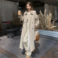 Damen Lang geschnittener minimalistischer Trenchcoat mit weichem Fall, überschnittenen Schultern und verstellbaren Ärmelriemen Nord Taschen in Hell-Khaki #Haute-Couture-Serie#