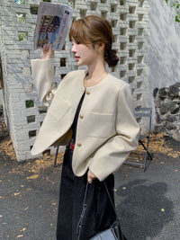 Damen Kurzblazer mit rundem Ausschnitt, Strukturstoff und goldenen Knöpfen Nord Taschen in Ecru – Premium‑Serie