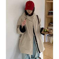 Damen Oversize Kapuzenjacke mit kontrastiertem Saum und Druckknopfleiste Nord Taschen in Khaki-Beige