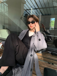 Damen Langer Trenchcoat im Oversize‑Look mit Bindegürtel und Schulterpatten Nord Taschen in Grau