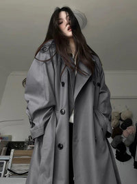 Damen Moderner Boxy-Trenchcoat mit markanter Schulterpartie und Taillengürtel Nord Taschen in Rostgrau