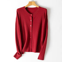 Damen Feinstrick-Cardigan mit Zopfmuster, Rundhalsausschnitt und Knopfleiste Nord Taschen in Weihnachtsrot