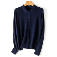 Damen Feiner Knopfcardigan mit Hemdkragen und feinem Feinstrick Nord Taschen in Dunkelblau