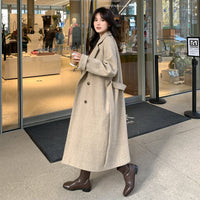 Damen Lang geschnittener Wollmix-Trenchcoat mit Taillenband und kastiger Schulterpartie Nord Taschen in Haferbeige