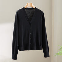 Damen Minimalistischer Merino‑Blend Cardigan mit V‑Ausschnitt und feinen Rippabschlüssen Nord Taschen in Dunkelblau