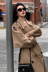 Damen Moderner Boxy-Trenchcoat mit markanter Schulterpartie und Taillengürtel Nord Taschen in Khaki