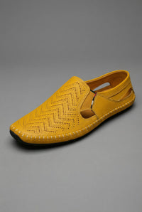Orthopädische Herren Loafer mit Arch Support und atmungsaktiver Perforation Slip-On Design in Gelb
