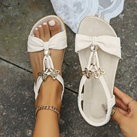 Adelina | Sommerliche Sandalen mit verspieltem Akzent in Weiß