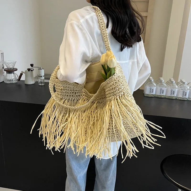 Geflochtene Tasche mit Fransen – Natürlicher und Boho-Stil