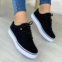 Isadora - Schicke Wildleder-Schnürsneaker mit Plateausohle | Plateau-Sneakers aus perforiertem Wildleder in Schwarz