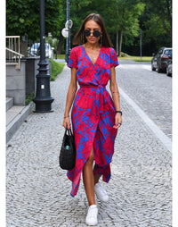 Marlene - Wickelkleid mit lebendigem Blumenmuster | Lässig-schickes Wickelkleid mit kräftigem Blumendruck in Rot/Blau