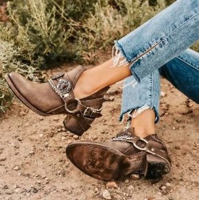 Stylische Damen-Westenstiefeletten mit Ketten- und Schnallen-Details – Boho-Cowboy Look, Braun