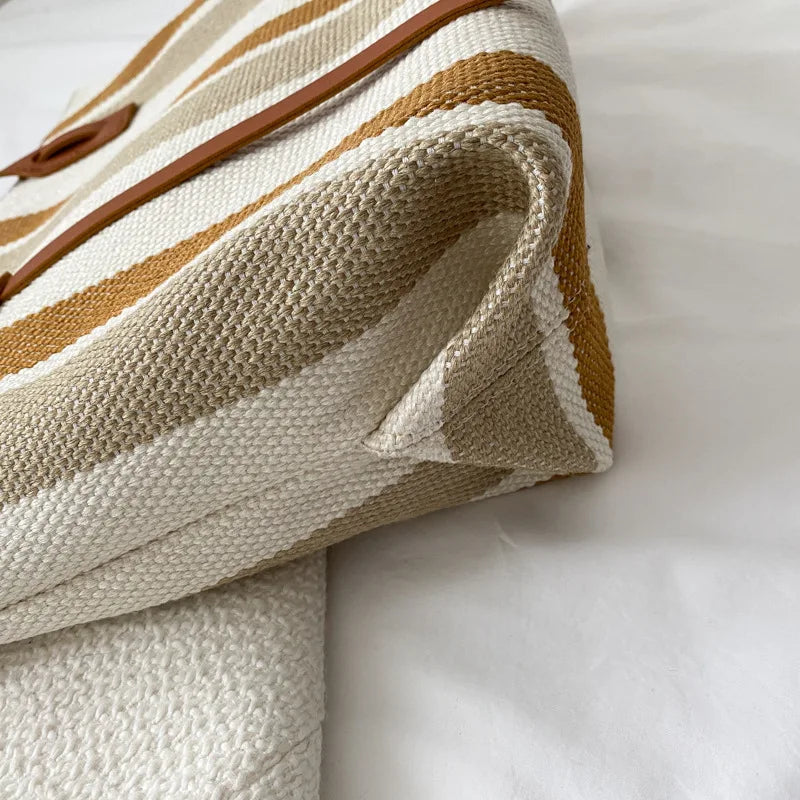 Moderne gestreifte Handtasche - geräumig und stylisch für den Alltag