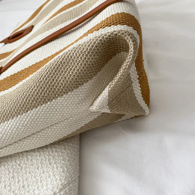 Moderne gestreifte Handtasche - geräumig und stylisch für den Alltag