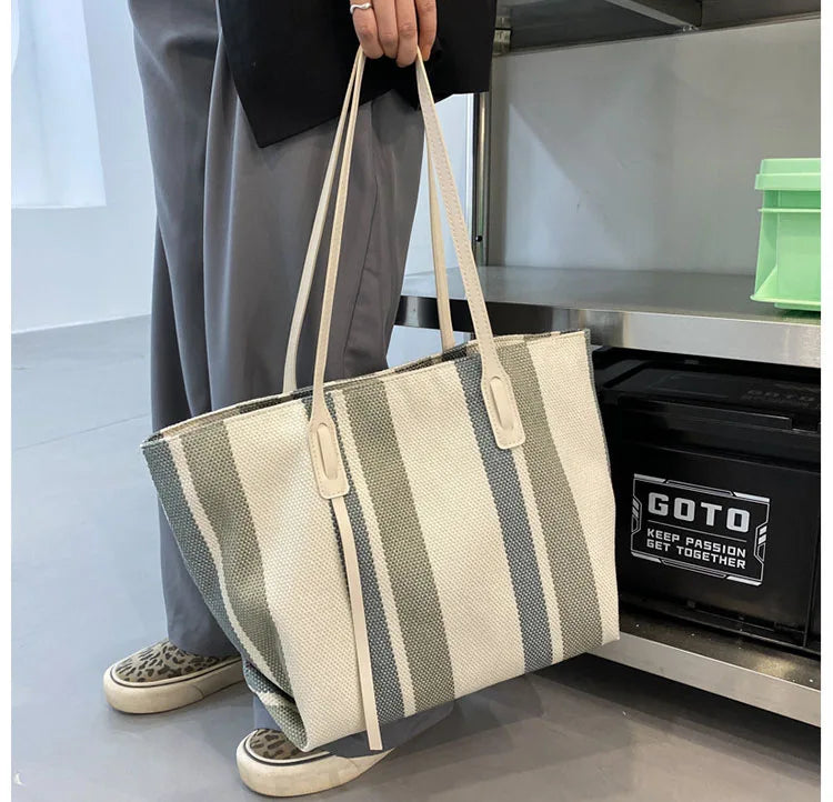 Moderne gestreifte Handtasche - geräumig und stylisch für den Alltag