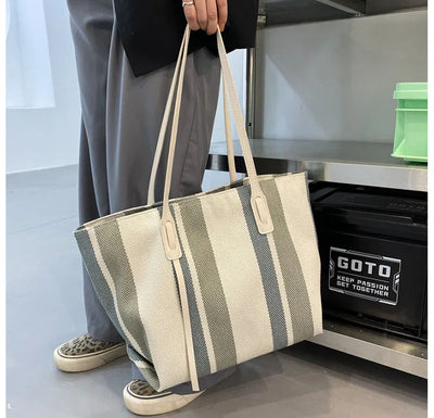 Moderne gestreifte Handtasche - geräumig und stylisch für den Alltag
