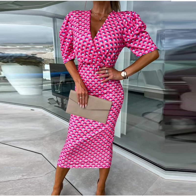 Stilvolles figurbetontes Abendkleid mit auffälligem Grafikdesign