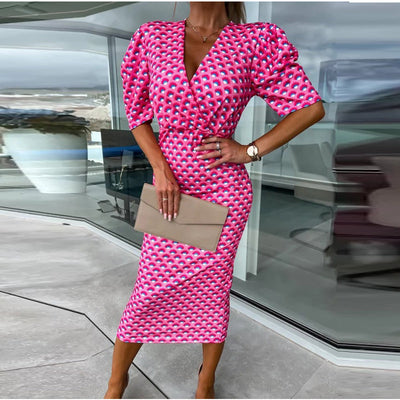 Stilvolles figurbetontes Abendkleid mit auffälligem Grafikdesign