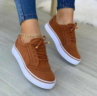 Isadora - Schicke Wildleder-Schnürsneaker mit Plateausohle | Plateau-Sneakers aus perforiertem Wildleder in Braun