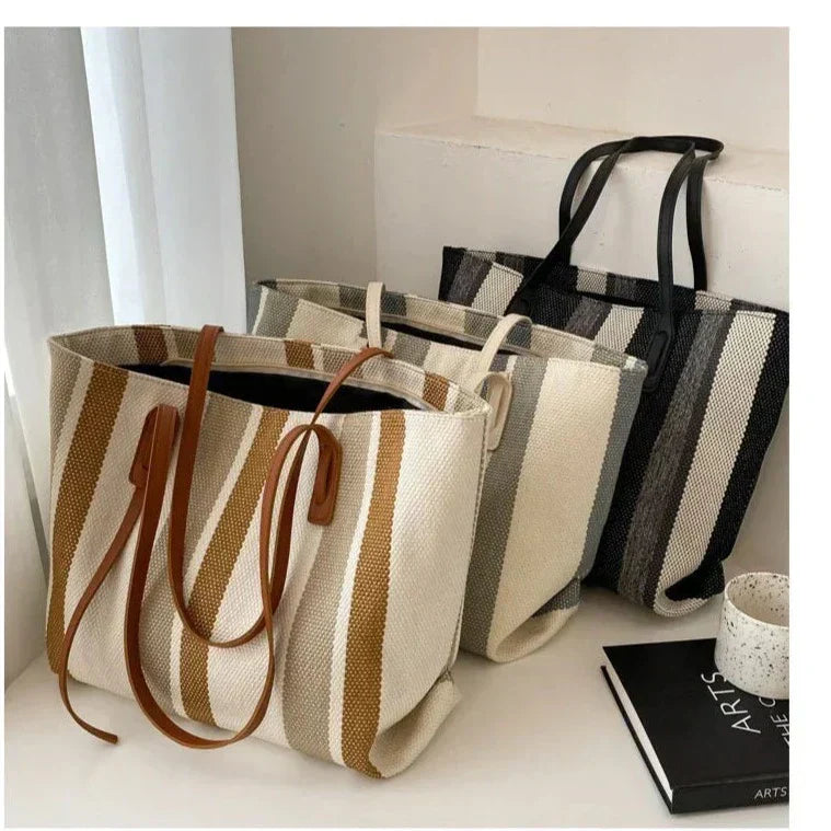 Moderne gestreifte Handtasche - geräumig und stylisch für den Alltag