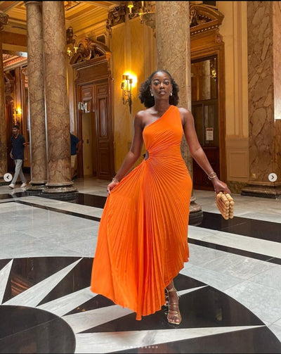 Elegantes Plissee-Kleid mit einer Schulter für Frauen 2024